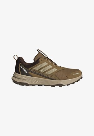 Brauner und beiger Adidas Terrex Trailrunning-Schuh mit Schnürverschluss, gepolsterter Sohle und "Climaproof"-Etikett am Zehenbereich.