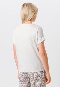 Weißes T-Shirt mit kurzen Ärmeln, rundem Ausschnitt und umgeschlagenen Bündchen, aus leichtem Stoff, mit schlichtem Design und ohne sichtbare Muster.