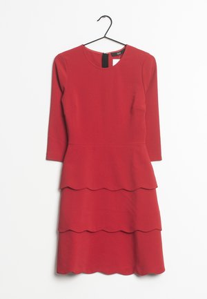 Rotes knielanges Kleid mit dreiviertel Ärmeln und geschichtetem, gewelltem Saum, aufgehängt an einem schwarzen Kleiderbügel vor weißem Hintergrund.