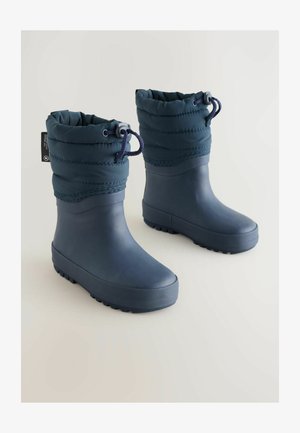 Temno modre vodoodporne čevlje z teksturirnim gumijastim podplatom in prešitjem na zgornjem delu, ki imajo zategovalni sistem na vrhu.