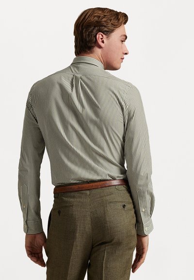 Gestreepte button-up shirt in groen en wit katoen, slank gesneden, met een kraag en lange mouwen. Gecombineerd met bruin geruite broeken.