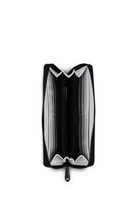 Černá peněženka se zipovým uzávěrem, obsahuje více slotů na karty a centrální zipovou kapsu. Vnitřek je podšitý šedou barvou.