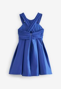 Sininen mekko ristiinkäyttäjillä ja kootulla bodice-osa, jossa on flare-hame. Valmistettu sileästä kankaasta, se antaa rakenteellisen ilmeen.