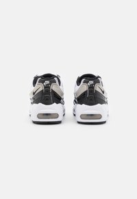 Tenisky Nike Air Max v černo-bílém designu, síťovinový materiál, hladký povrch a viditelné vzduchové polstrování ve podrážkách.