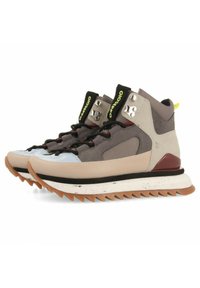 Zapatillas altas con un diseño de materiales mixtos, que presentan acentos en gris, beige y azul, una suela texturizada, herrajes de metal y un sistema de cordones destacado.