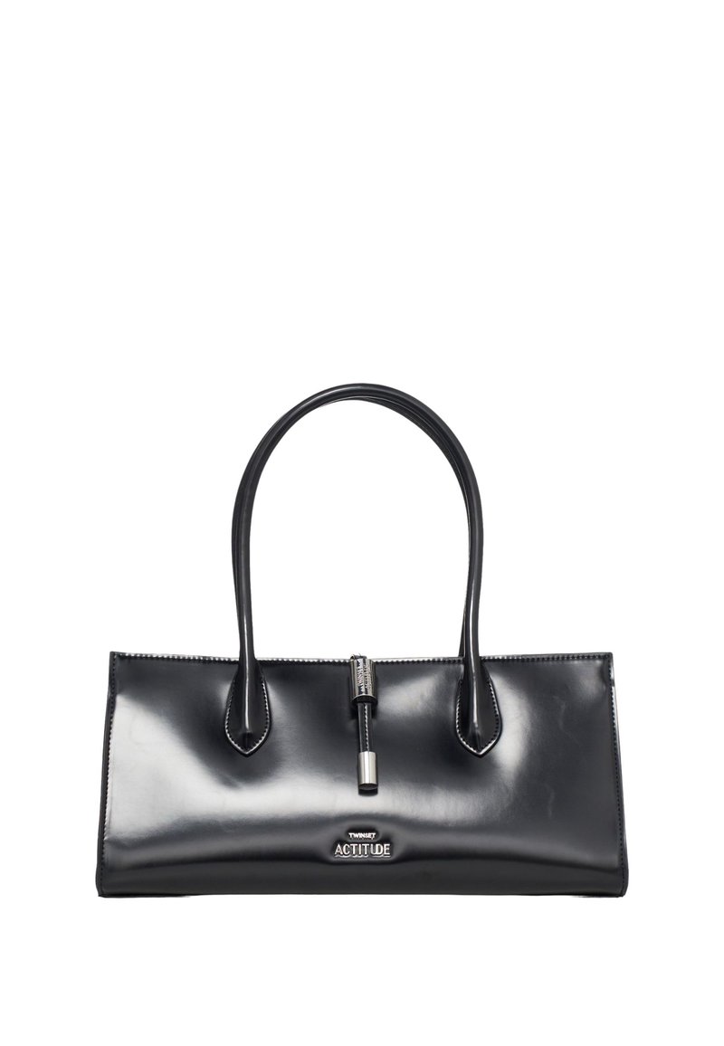 Borsa a tracolla in vernice nera con forma rettangolare, doppi manici arrotondati e una cerniera centrale. Presenta una placca con logo sul davanti.