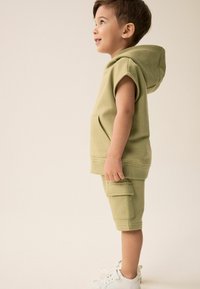 Next SHORT SLEEVE SET - REGULAR FIT - Pulover s kapuco - khaki green