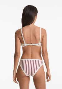 OYSHO TRIM TEXTURED STIPLE TRIANGLE - Sutien costum de baie din două piese - beige