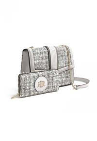 Grå tweed-handväska med släta läderdetaljer, som har en kedjesnor, en strukturerad form och en matchande plånbok med ett runt logobadge.