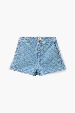 Ανοιχτό μπλε τζιν σορτς με καπιτονέ ύφασμα, τσέπες, κούμπωμα με κουμπιά και ελαστική μέση, απλωμένα σε λευκό φόντο.