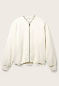 Giacca bomber bianca in tessuto con zip integrale, colletto rotondo e polsini e orlo a costina. Presenta un delicato motivo trapuntato in tutto il capo.