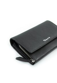 Černá kožená peněženka s texturovaným povrchem, vybavená zipovým uzávěrem, klopou a stříbrným logem. Kompaktní, obdélníkový design.