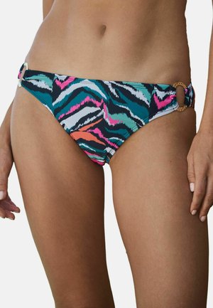 Femeie purtând slip de bikini cu imprimeu de zebră multicolor și detalieri cu inele pe ambele șolduri, arătând secțiunea mediană și partea superioară a coapselor.