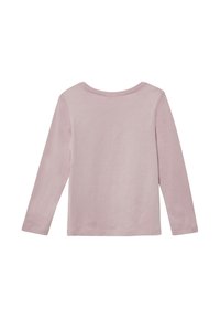 Koszula z długim rękawem wykonana z miękkiej, różowej bawełny, z okrągłym dekoltem i prostym dołem, o gładkiej teksturze bez dodatkowych wzorów.