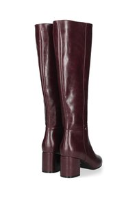 Kozačky do výšky kolen, v barvě burgundy, z lesklé kůže s blokovými podpatky a hladkým povrchem, s bočními švy a minimem kovových detailů.