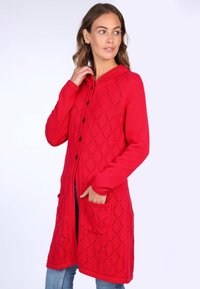 Roter Strickcardigan mit Rautenmuster, Knopfverschluss, Kapuze und zwei Fronttaschen, langen Ärmeln und strukturierter Oberfläche.