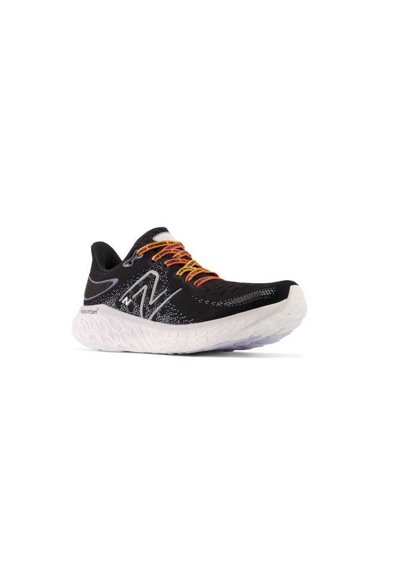 Zapatilla deportiva negra con material de malla, cordones negros y naranjas, entresuela blanca y suela texturizada. Presenta la marca "Fresh Foam".
