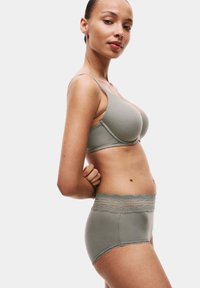 Set di reggiseno e mutandine a vita alta in cotone grigio chiaro. Le mutandine presentano un bordo in pizzo lungo il punto vita. Texture liscia e design senza cuciture.
