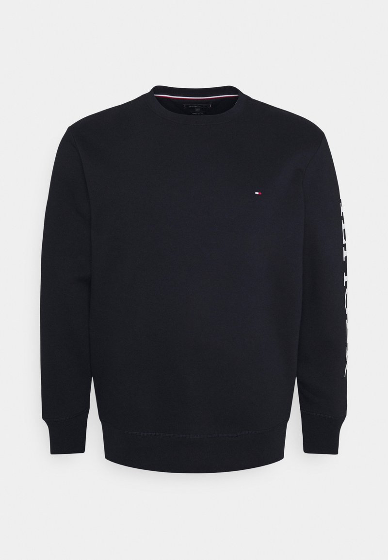 Schwarzes Sweatshirt mit Rundhalsausschnitt, langen Ärmeln, gerippten Bündchen und Saum. Verfügt über ein kleines Logo auf der Brust und einen Schriftzug entlang des linken Ärmels.