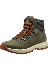 Bota de senderismo verde con parte superior de ante y tela, cordones naranjas, ojales metálicos y suela de goma con un patrón texturizado para agarre.