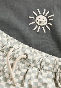 Unselected, neutral checkerboard