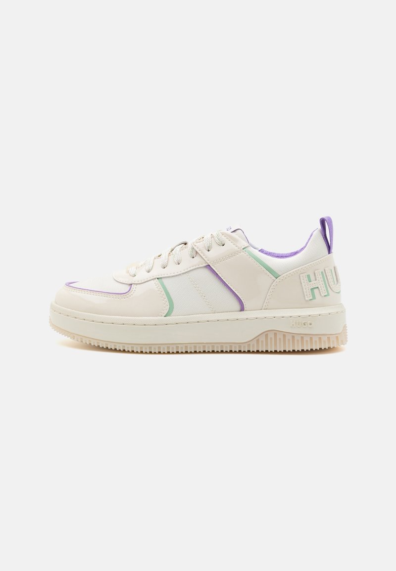 Baskets blanches avec une semelle en caoutchouc texturé. Présentent des accents vert clair et violet, des panneaux en maille et le logo "HUGO" sur le talon.