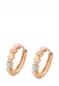 Orecchini a cerchio dorati decorati con piccoli motivi floreali alternati in rosa, fucsia e argento attorno alla metà frontale.