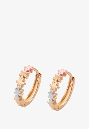 Złote kolczyki w kształcie kół z dekoracją z małych, naprzemiennie ułożonych różowych, różowych i srebrnych kształtów kwiatowych na przedniej połowie.