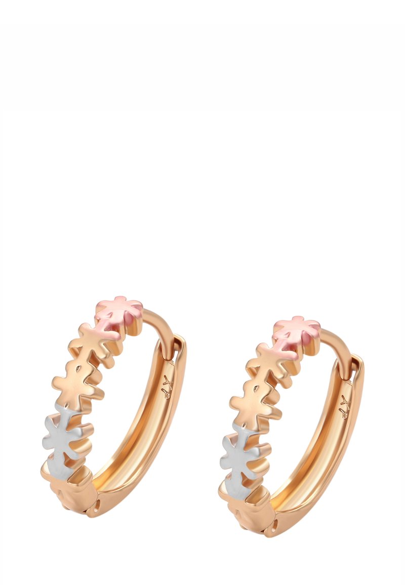 Orecchini a cerchio dorati decorati con piccoli motivi floreali alternati in rosa, fucsia e argento attorno alla metà frontale.