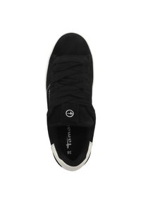 Sneaker nera in suede con lacci neri piatti, suola bianca e dettaglio del logo sulla linguetta. Taglia 38 visibile all'interno della scarpa.