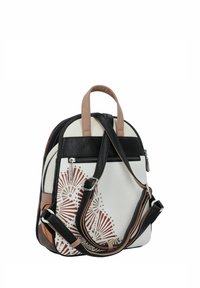 Un sac à dos multicolore au design structuré, avec un matériau texturé blanc, des accents noirs et bruns, et un motif décoratif rouge.