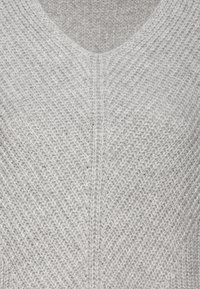 Jasnoszary sweter z dzianiny z dekoltem w serek i teksturowanym wzorem, z ukośnym prążkowaniem i miękką, puszystą tkaniną.