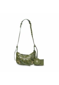 Olivengrøn læderhåndtaske med plisseret design, sølvhardware, nitter og justerbar rem. Inkluderer en matchende møntpung.