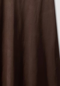 Tessuto marrone con una texture liscia e leggermente riflettente, che mostra sottili variazioni di tonalità e profondità.