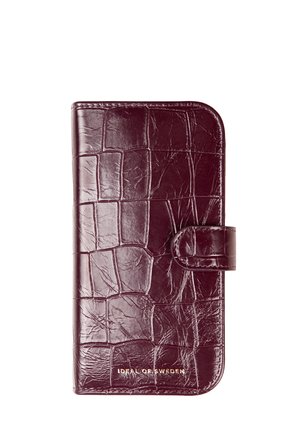 Funda de teléfono con cartera de textura de cocodrilo en color púrpura oscuro con cierre de broche y logo dorado "Ideal of Sweden" en la parte inferior delantera.