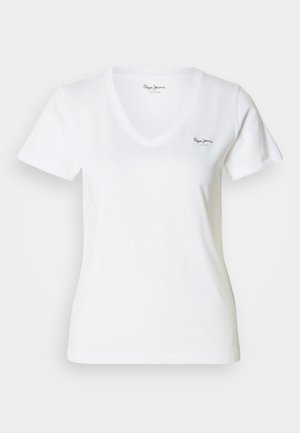 Λευκό βαμβακερό T-shirt με V-λόγχη και κοντά μανίκια. Διαθέτει μικρό μαύρο λογότυπο στο αριστερό στήθος. Ομαλή υφή. Χωρίς σχέδια.