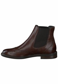 Botín Chelsea de cuero marrón con paneles laterales elásticos, intrincados detalles de brogue, punta redondeada y un tacón bajo y apilado.