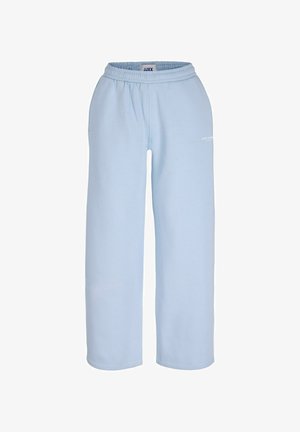 Šviesiai mėlyni treningai su elastinga juosmens juosta, plačiais kojų galais ir minkšta tekstūra; kairėje kojoje balta logotipo spauda.