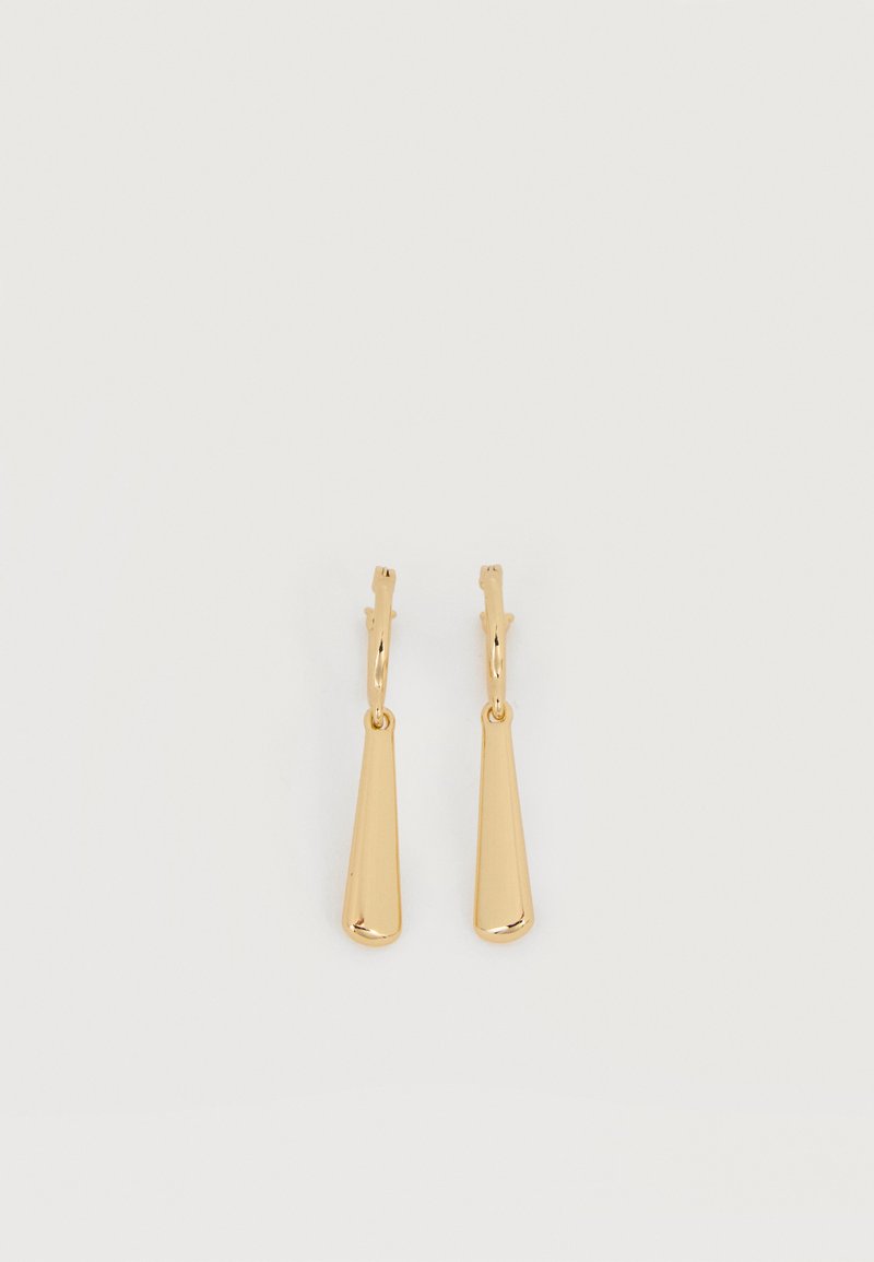 Σκουλαρίκια με επίχρυσο τόνο και κρεμαστά λείο επιμηκυμένο σχήμα σταγόνας που κρέμεται από μικρές κρίκους κλεισίματος σε λευκό φόντο.