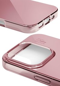 Gennemsigtig pink iPhone-etui med en blank finish, afrundede kanter, åbne udsparinger til knapper og prægede "IDEAL OF SWEDEN" logo.