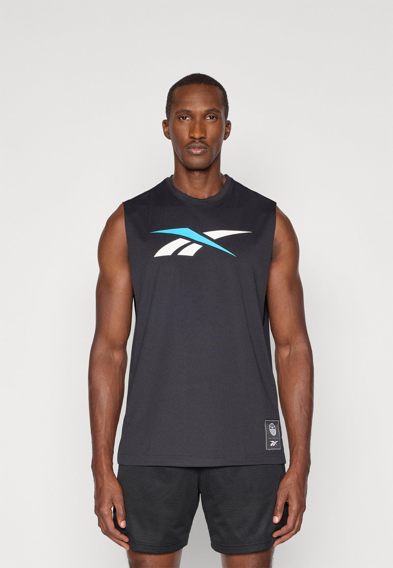 Μαύρο αμάνικο αθλητικό μπλουζάκι με μπλε και λευκό λογότυπο, κατασκευασμένο από μαλακό ύφασμα. Συνδυασμένο με υφασμένα μαύρα σορτς.