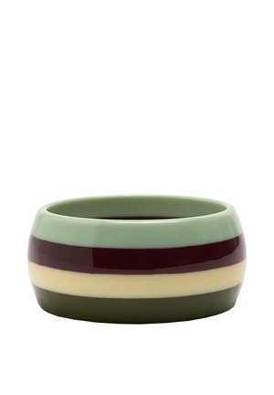 Szeroka ceramiczna misa z poziomymi paskami w kolorach zielonym, bordowym, kremowym i ciemnooliwkowym, prezentowana na białym tle.