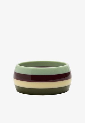 Szeroka ceramiczna misa z poziomymi paskami w kolorach zielonym, bordowym, kremowym i ciemnooliwkowym, prezentowana na białym tle.