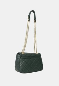 Borsa a tracolla in pelle quilted verde con catena e dettagli dorati. Presenta una forma strutturata e una texture liscia.