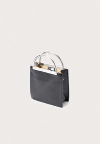 Borsa a tracolla in pelle nera di forma rettangolare, con doppi manici in metallo argentato e apertura nella parte superiore che mostra la foderatura interna beige.