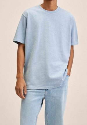 T-shirt en coton bleu clair avec des manches courtes, col rond, coupe décontractée et texture subtile, associé à un jean en denim clair.