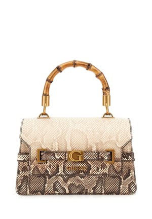 Strukturierte Handtasche mit beige-braunem Schlangenledermuster, Bambusgriff und goldenem Guess-Logo auf der vorderen Klappe.