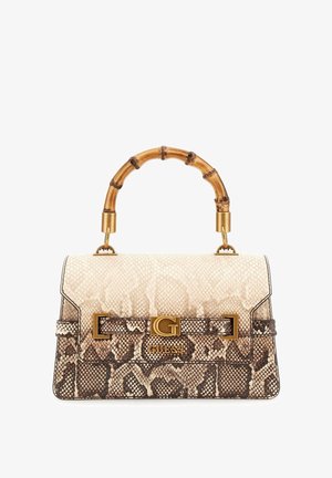 Strukturierte Handtasche mit beige-braunem Schlangenledermuster, Bambusgriff und goldenem Guess-Logo auf der vorderen Klappe.