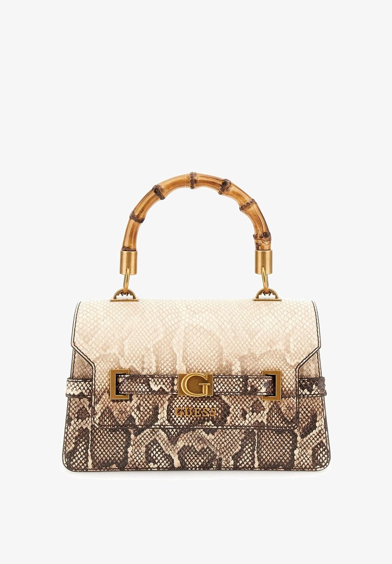 Sac à main structuré avec motif peau de serpent beige et marron, anse style bambou, et logo Guess doré sur le rabat avant.
