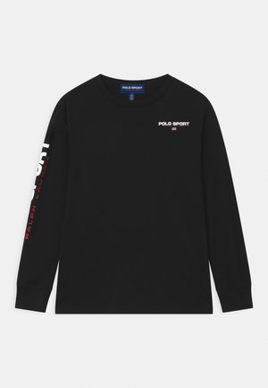 Camiseta negra de manga larga con el logo "POLO SPORT Ralph Lauren" en el pecho y la manga, con una pequeña bandera americana debajo del texto del pecho.